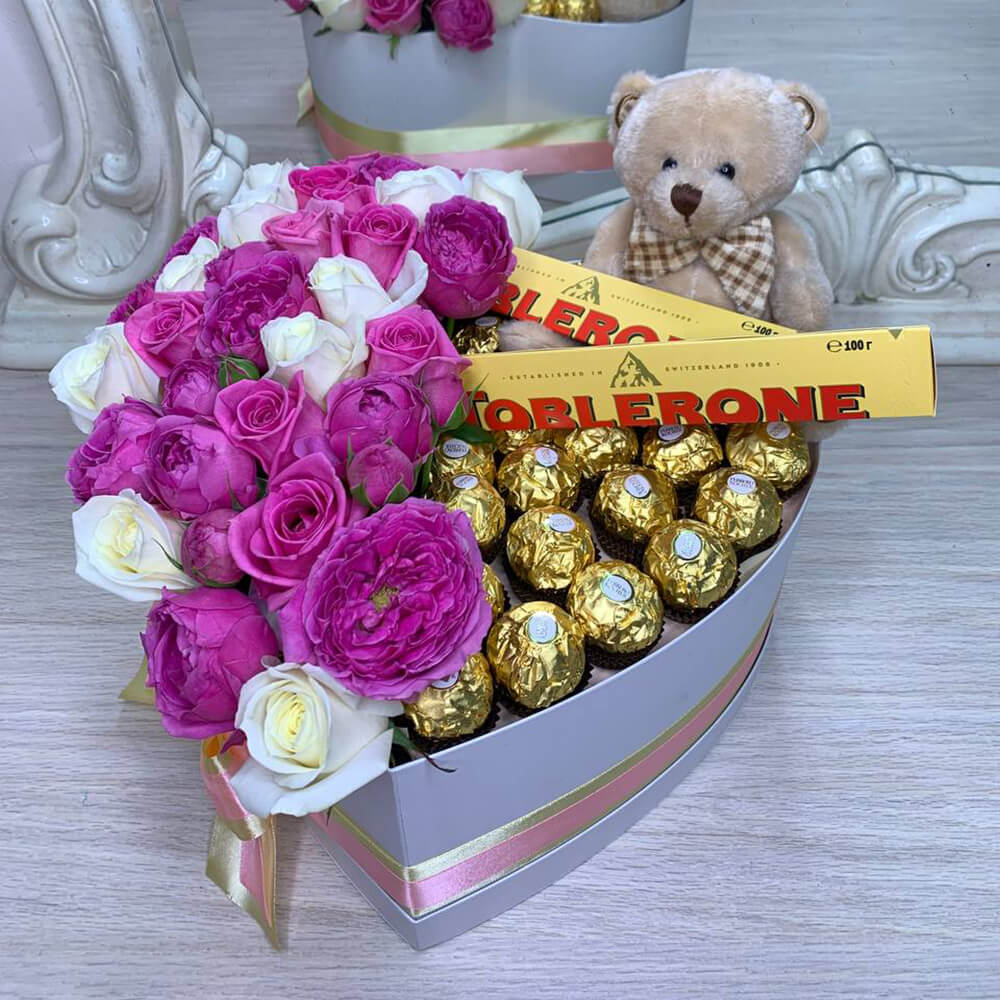 Кустовые пионовидные розы со сладостями - 39 шт.