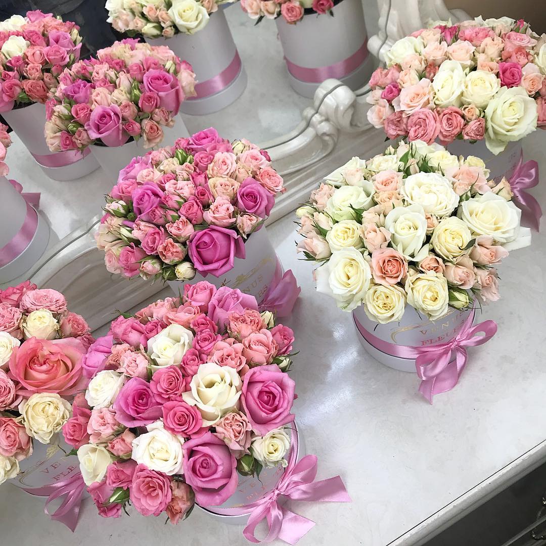 Кустовые розы в коробке от 19 шт.