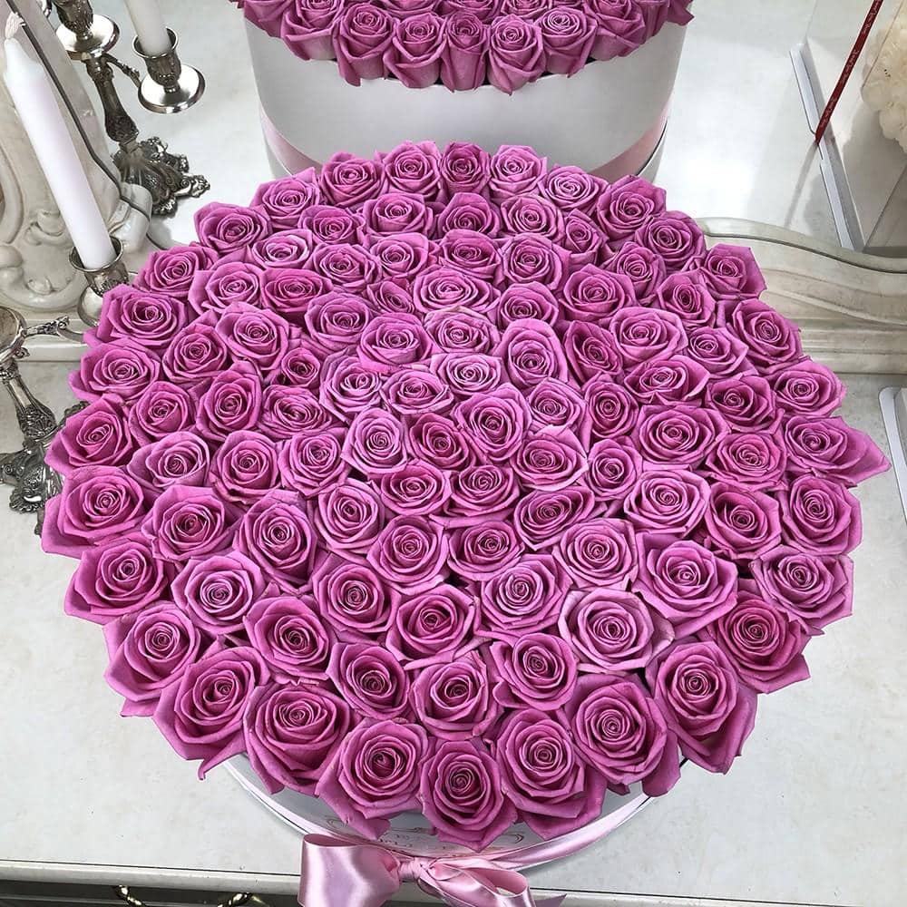 Розовые розы в коробке от 81 шт.