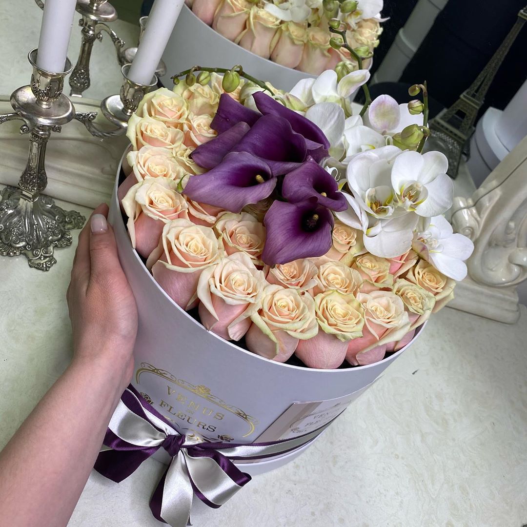 Розы с каллами в коробке от 29 шт.