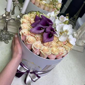 Розы с каллами в коробке от 29 шт.