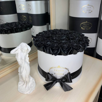 45 черных роз в коробке