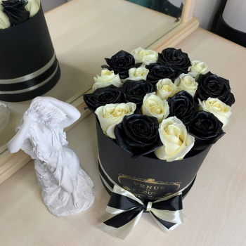 Черно-белые розы в коробке от 19 шт.