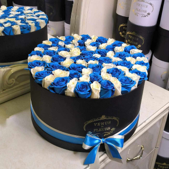 Бело-синие розы в коробке от 19 шт.