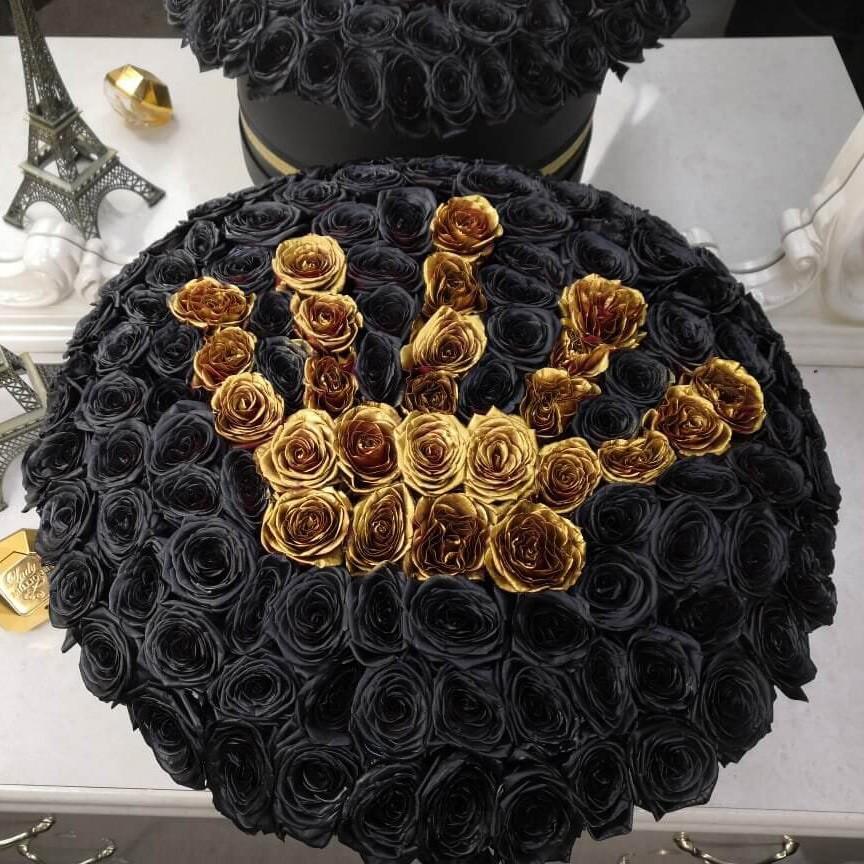 Черные розы с короной от 81 шт.
