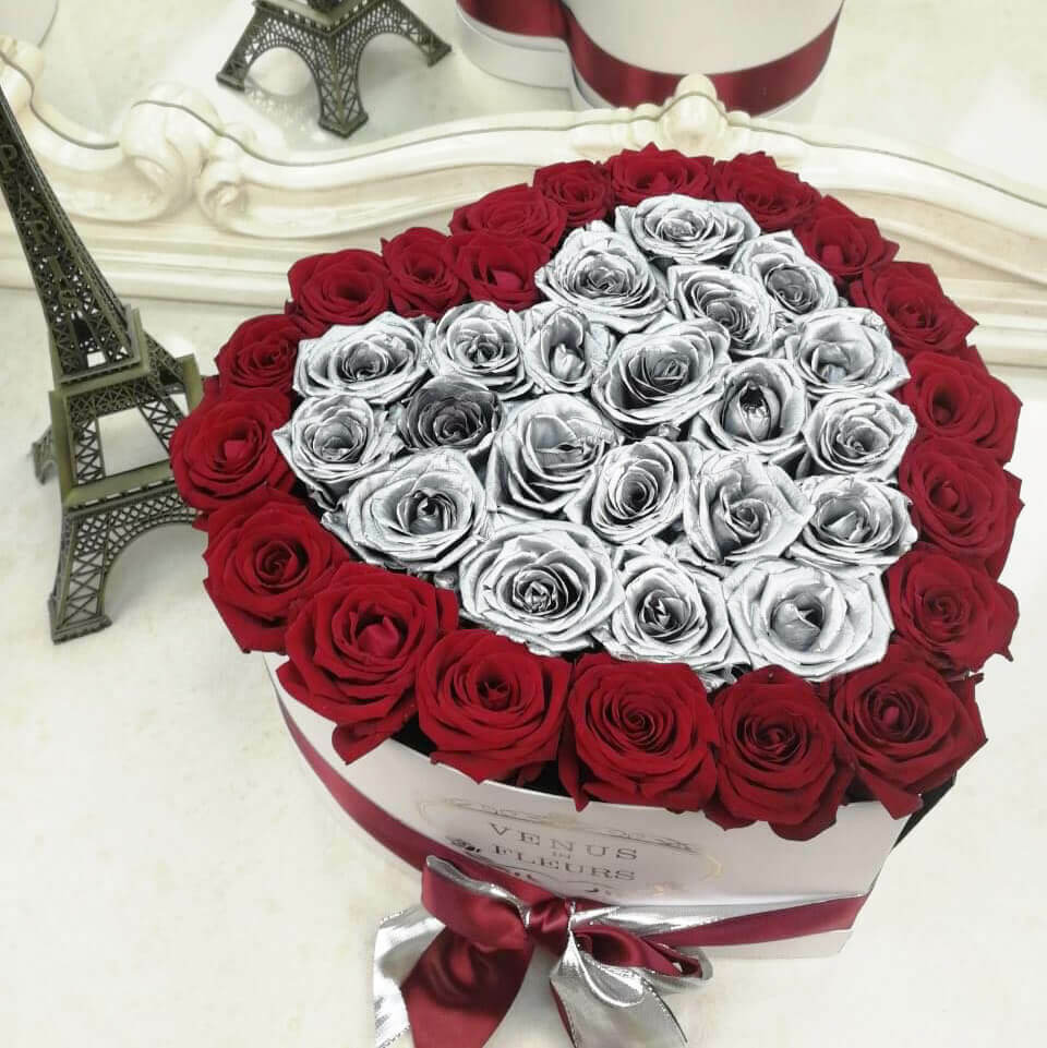 Серебряные розы с красной окантовкой - сердце