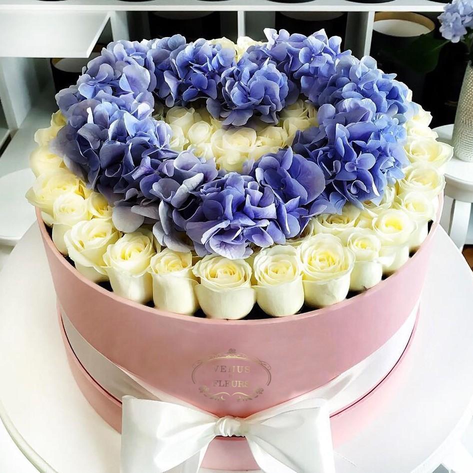 Белые розы с гортензией - 101 шт.