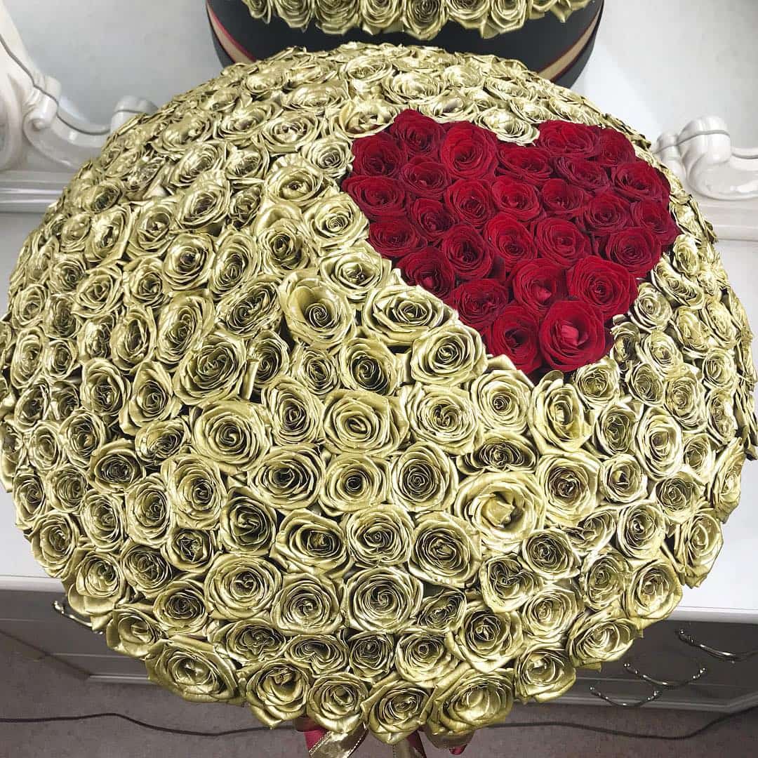 Золотые розы с сердцем от 51 шт.
