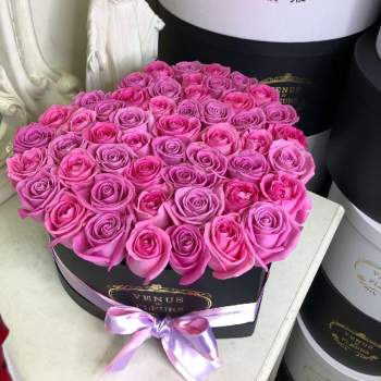 Розовые розы в сердце от 41 шт.
