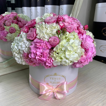 Пионовидные розы с гортензиями - 19 шт.