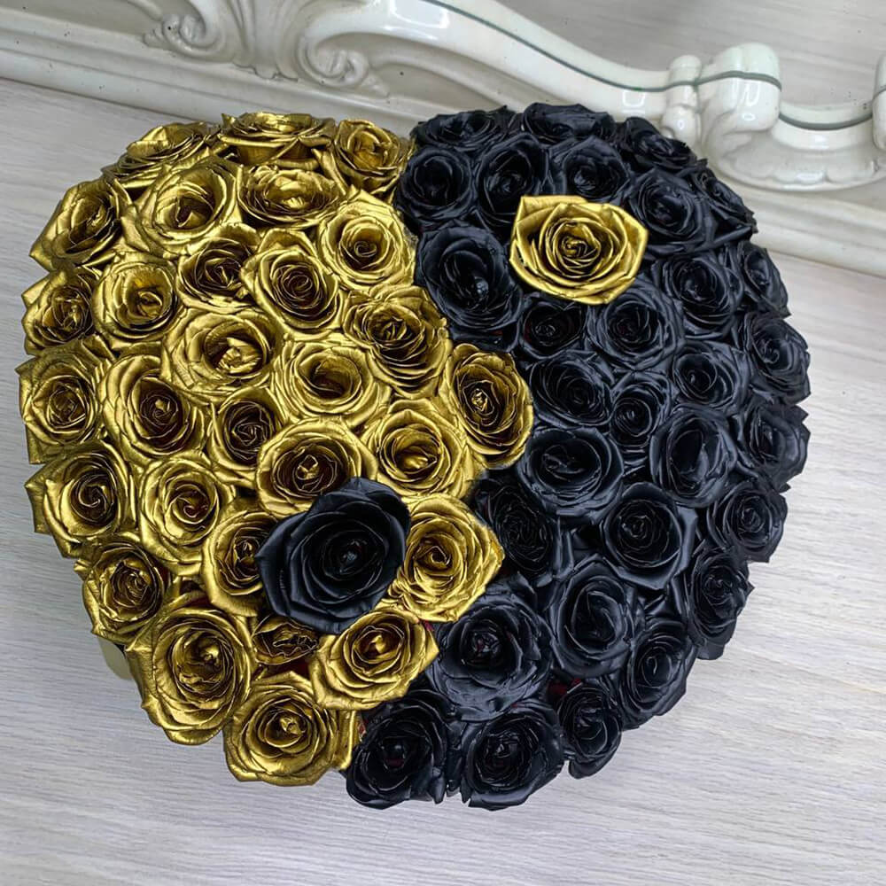 Черно-золотые розы "Инь-Янь" в сердце - 65 шт.