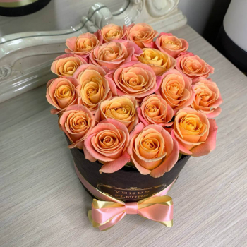 Оранжевые розы в коробке - 15 шт.