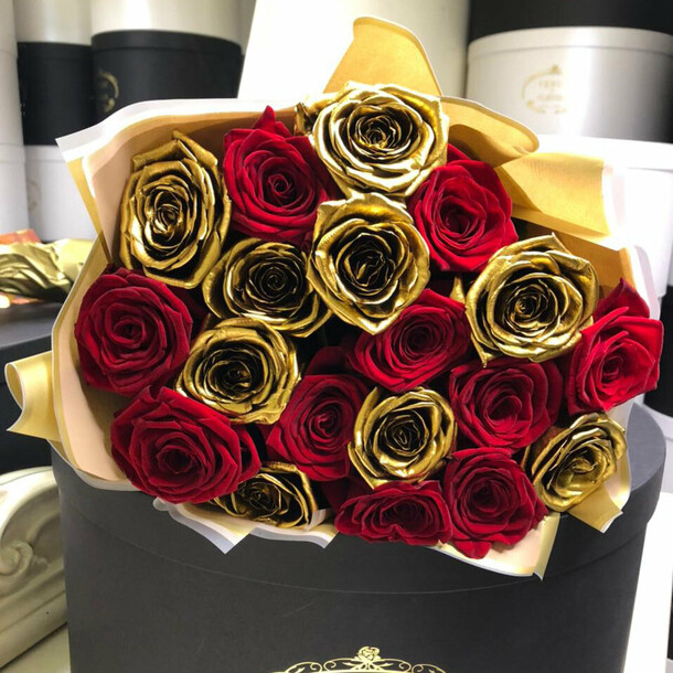 Красно-золотые розы в букете - 19 шт.