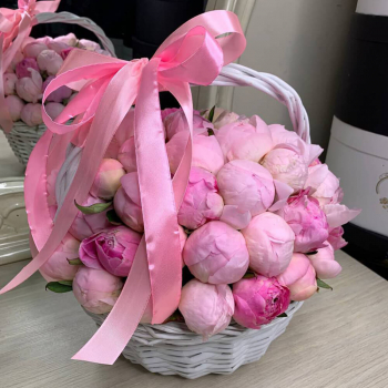 Розовые пионы в корзине - 51 шт.