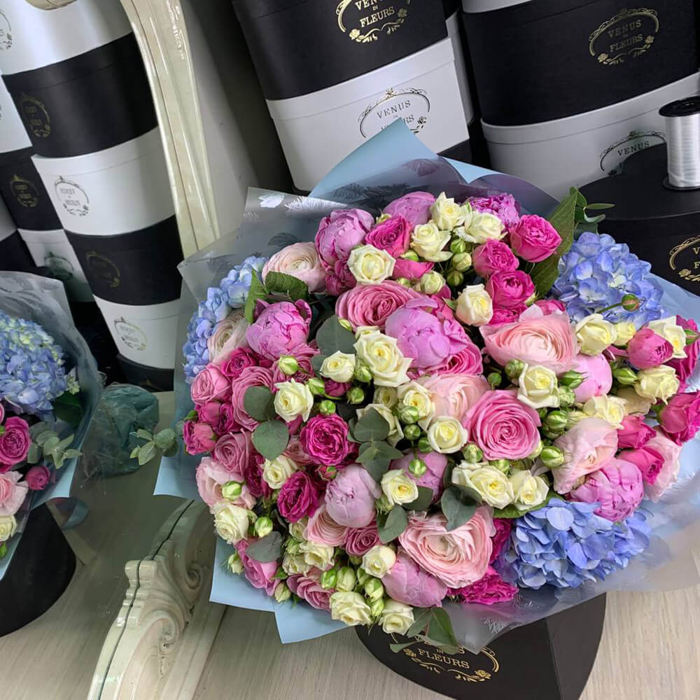 Микс с пионами и ранункулюсами  - 51 шт.