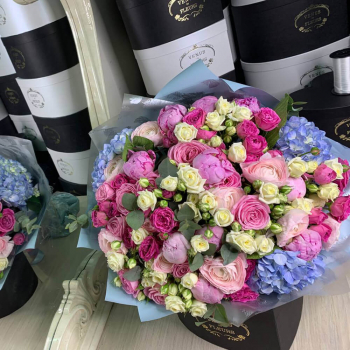 Микс с пионами и ранункулюсами  - 51 шт.