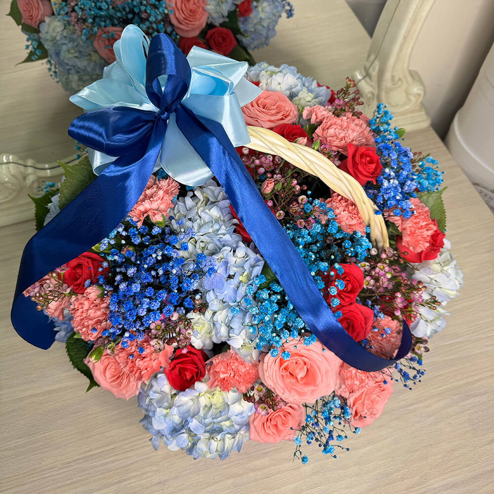 Гипсофилы с розами в корзине от 51 шт.