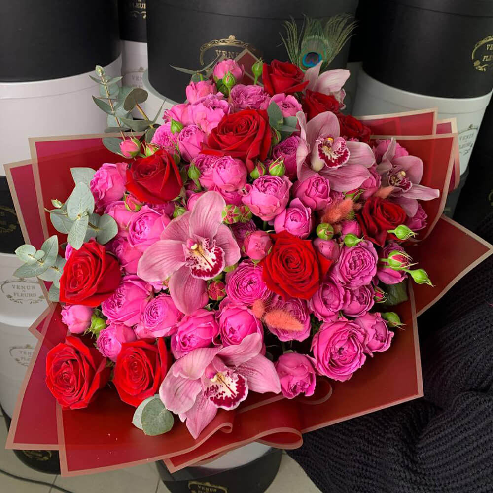 Букет с пионовидными розами и орхидеей - 35 шт.