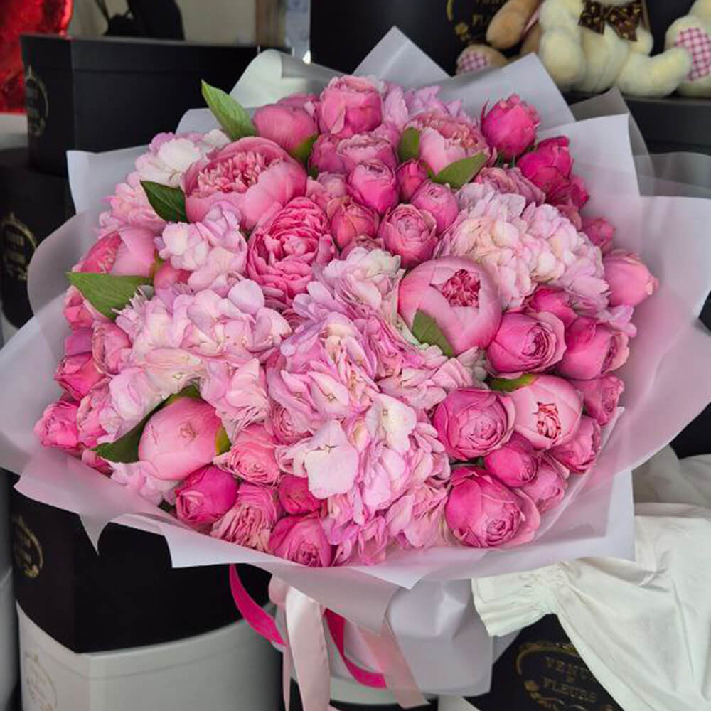 Розовые кустовые с пионами в букете - 35 шт. 