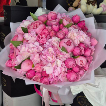 Розовые кустовые с пионами в букете - 35 шт. 