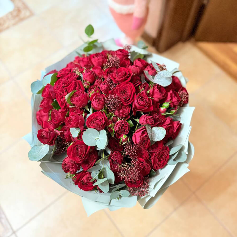 Красные кустовые розы - 19 шт.