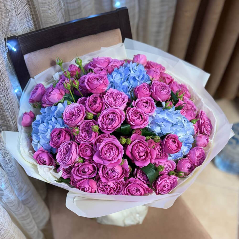 Розовые пионовидные розы с гортензиями - 19 шт.