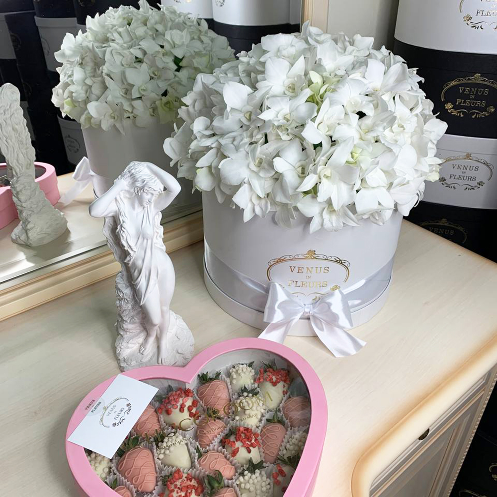 Белые орхидеи в коробке от 29 шт.