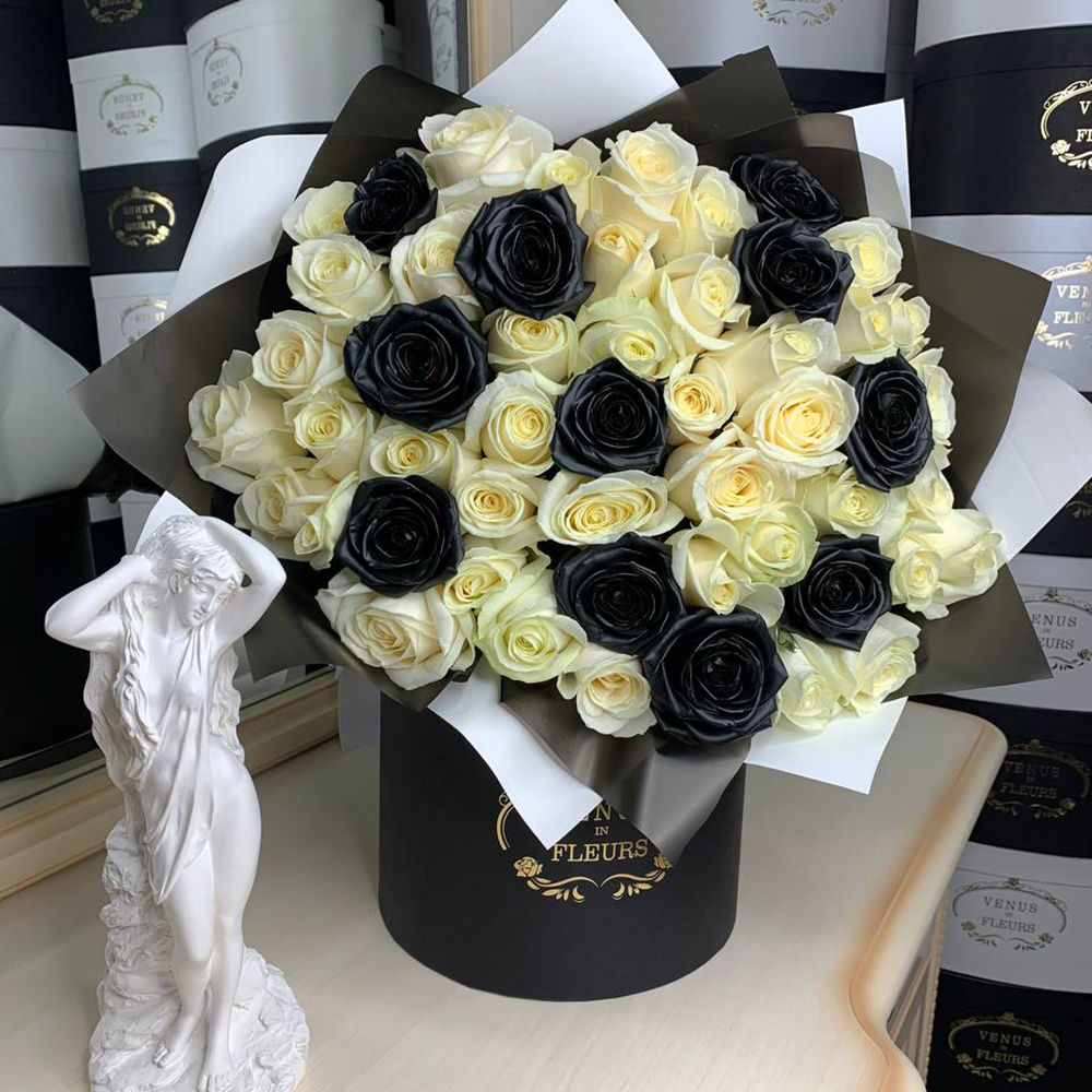 51 бело-черная роза в букете