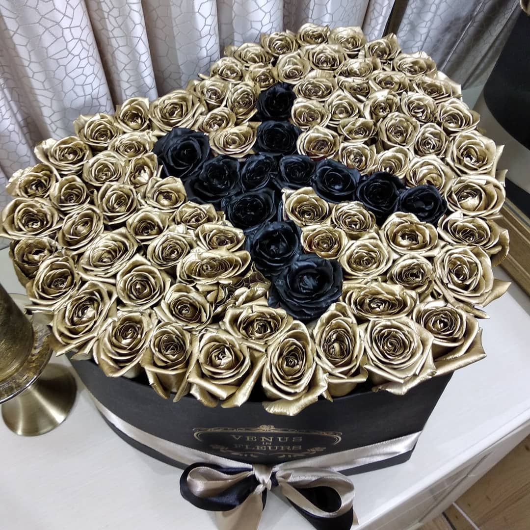 Золотые розы с буквой (сердце) от 51 шт.