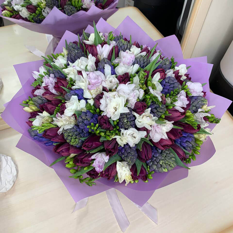 Букет из гиацинт с тюльпанами и фрезией - 125 шт.