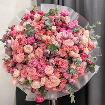 29 кустовых пионовидных роз с эвкалиптом