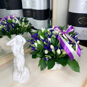 Ирисы с тюльпанами в коробке от 101 шт.