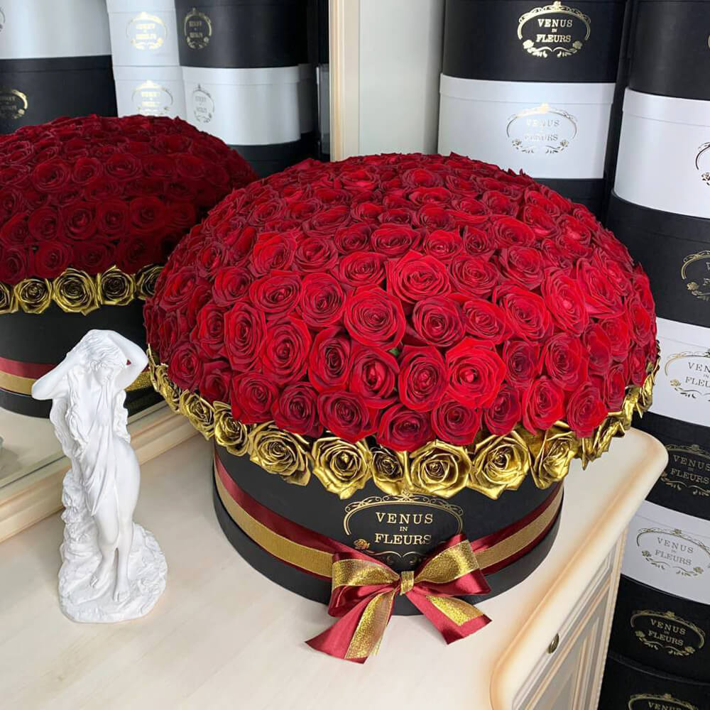 Красные розы с золотой окантовкой от 151 шт.