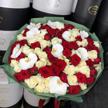 Букет бело-красных роз с орхидеями от 9 шт.