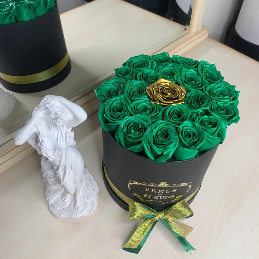 Зеленые розы с золотой - 19 шт.