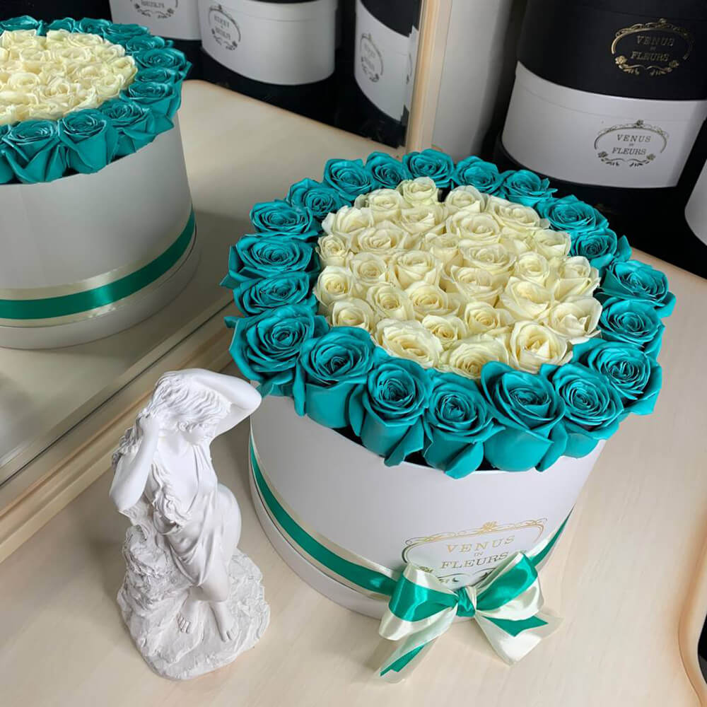 Белые розы с бирюзовой окантовкой от 51 шт.