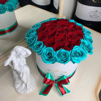 Красные розы с бирюзовой окантовкой от 9 шт.