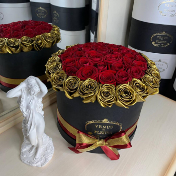 51 красная роза с золотой окантовкой