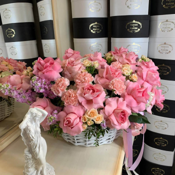 Микс с французскими розами в корзине - 65 шт.