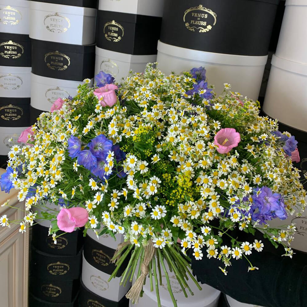 Микс с кампанулой в букете - 25 шт.