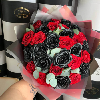 29 черно-красных роз с эвкалиптом 29 черно-красных роз с эвкалиптом