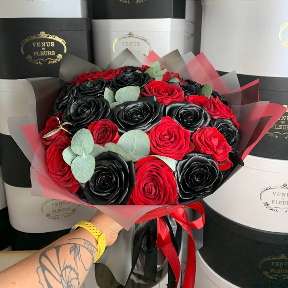 31 черно-белая роза с эвкалиптом