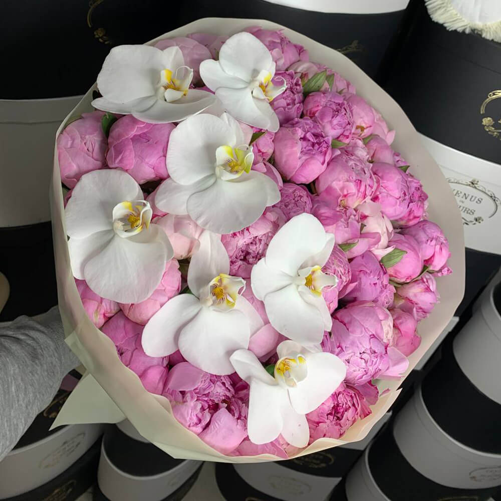 Нежно розовые пионы с орхидеями в букете