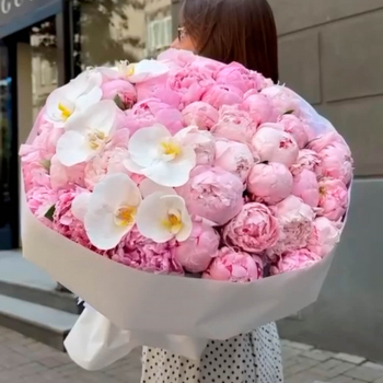 25 розовых пионов с орхидеями в букете