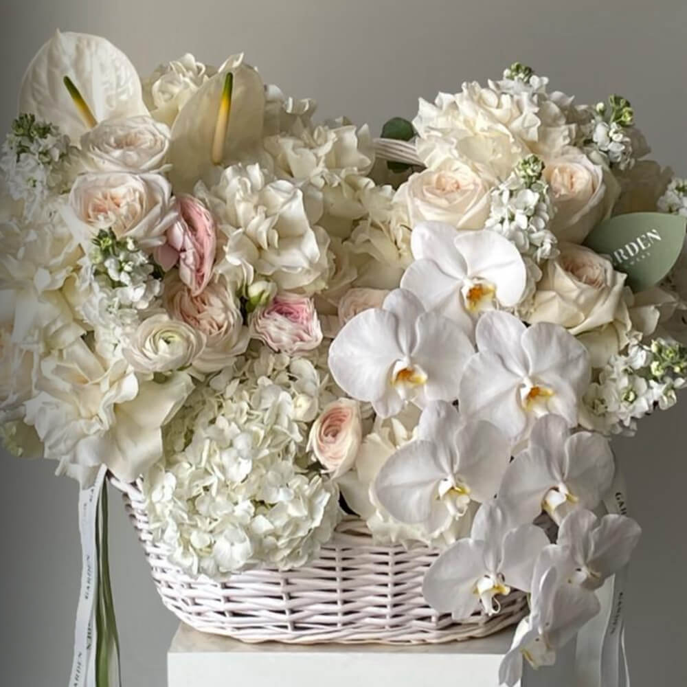 Микс с пышными розами в корзине - 59 шт.