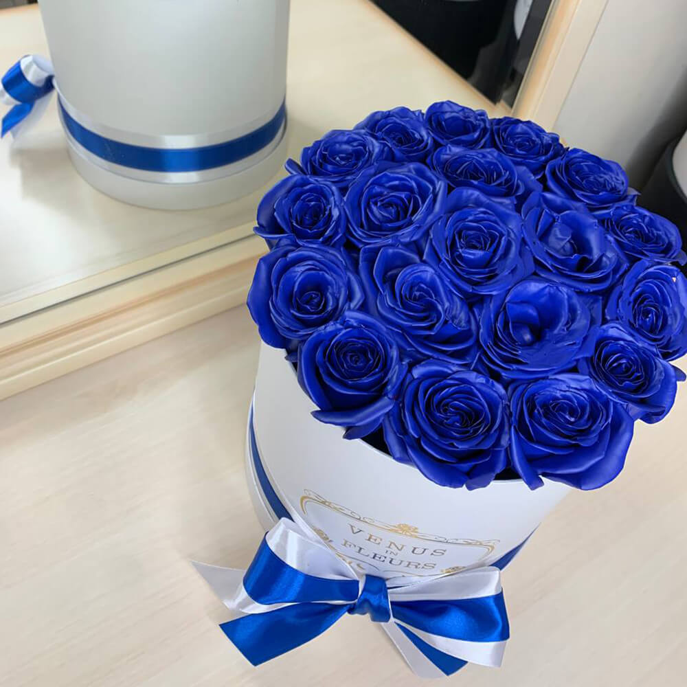 15 синих роз в коробке