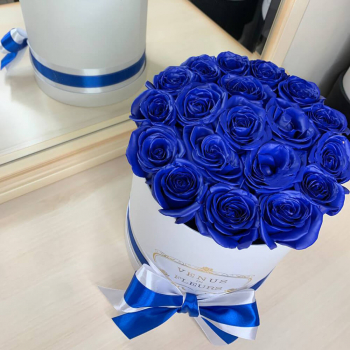 15 синих роз в коробке