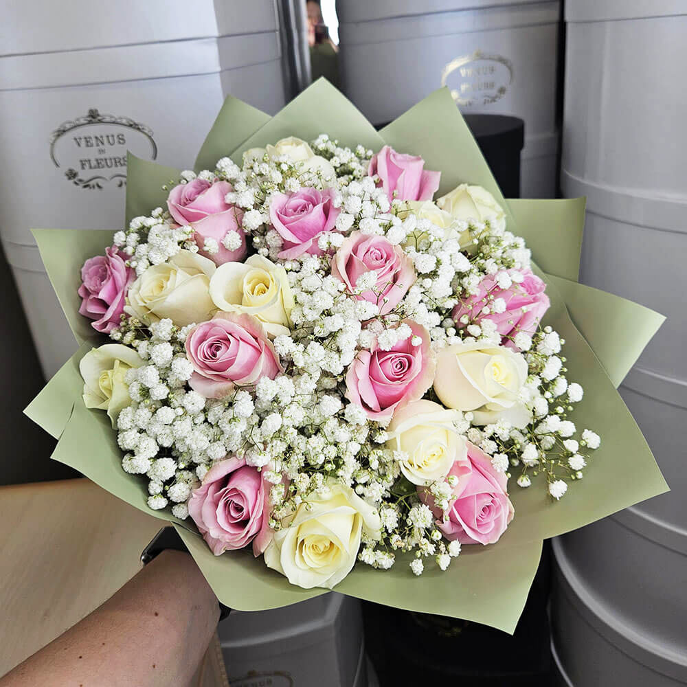 19 нежных роз с гипсофилой