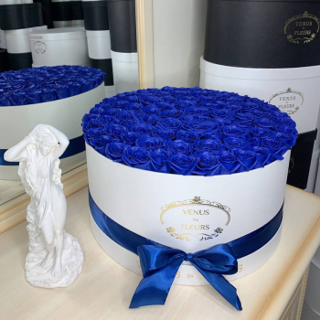 101 синяя роза в коробке