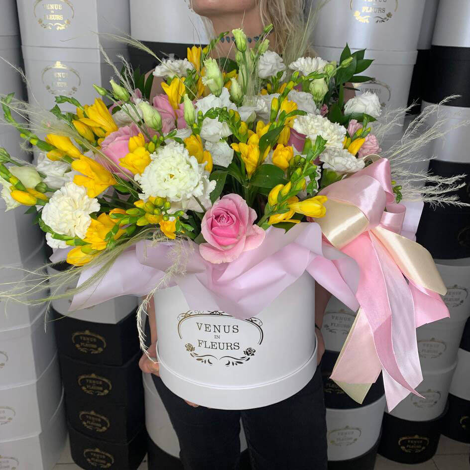 Микс с фрезиями и гвоздикой - 59 шт.